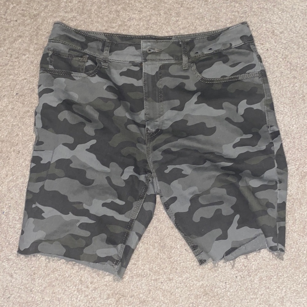 Camouflage Bermuda shorts